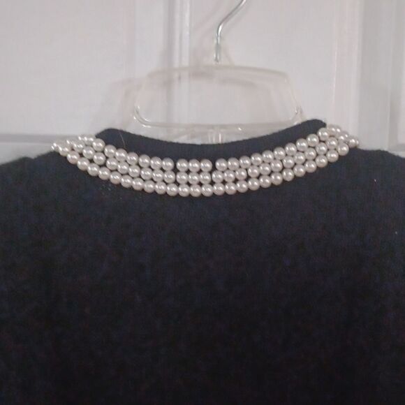 Black Sweater and Pearl's I.B. Diffusion - Picture 5 of 7